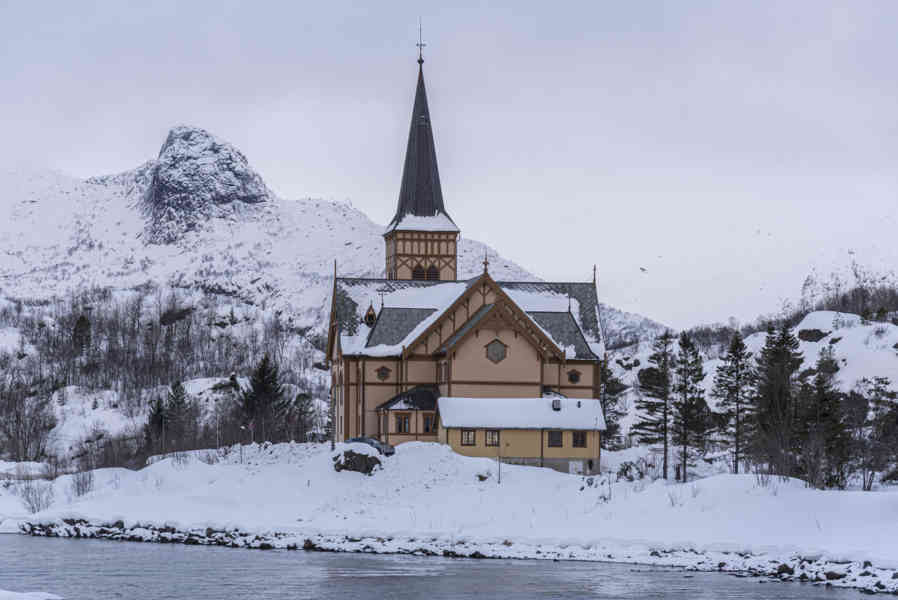Noruega - islas Lofoten 048 - Kabelgâg - iglesia de Vâgan.jpg
